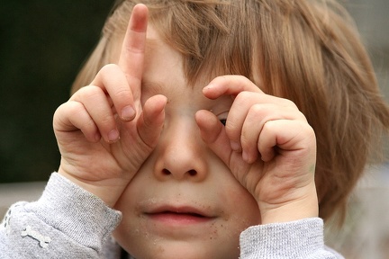 2006-03-09 Sam Takes Picture